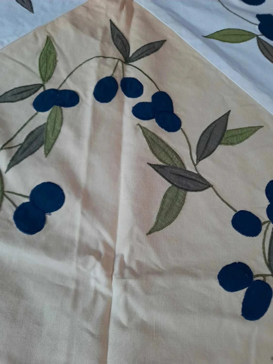 🥀Très jolie nappe neuve en coton épais brodé 150 x 150 cm. – photo 3
